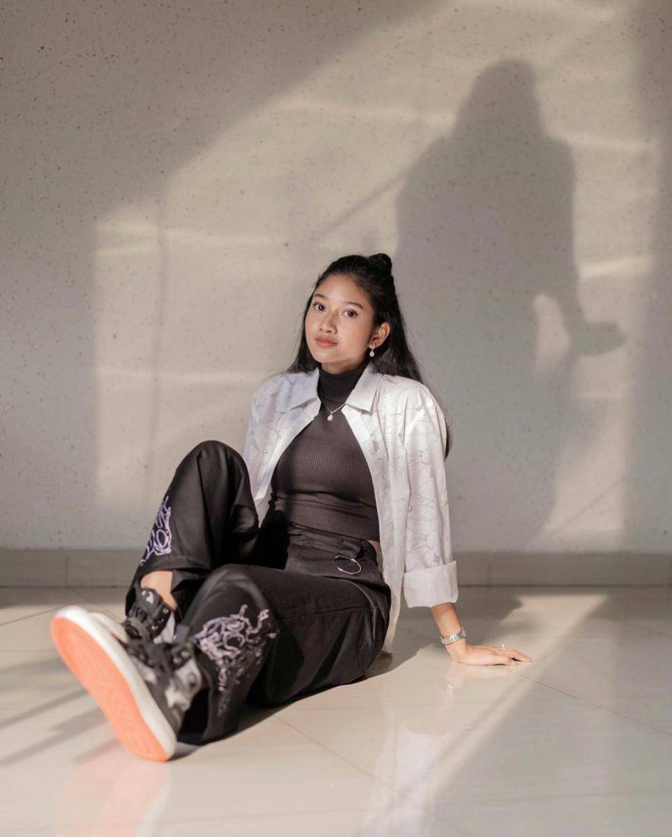 Inspirasi outfit streetwear ala Claresta Taufan (Instagram.com/clarestaufan)