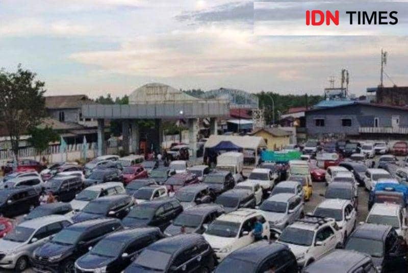Pengguna jasa angkutan lebaran kapal ferry di pelabuhan ASDP Penajam (IDN Times/Ervan)
