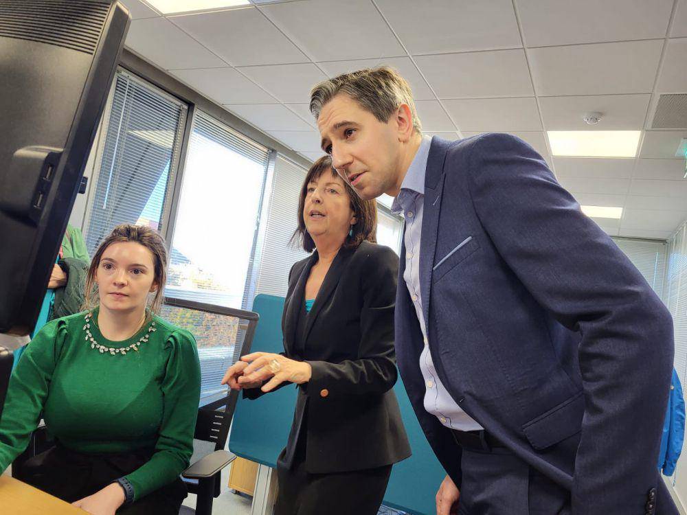 Perdana Menteri Irlandia, Simon Harris (kanan). (twitter.com/SimonHarrisTD)