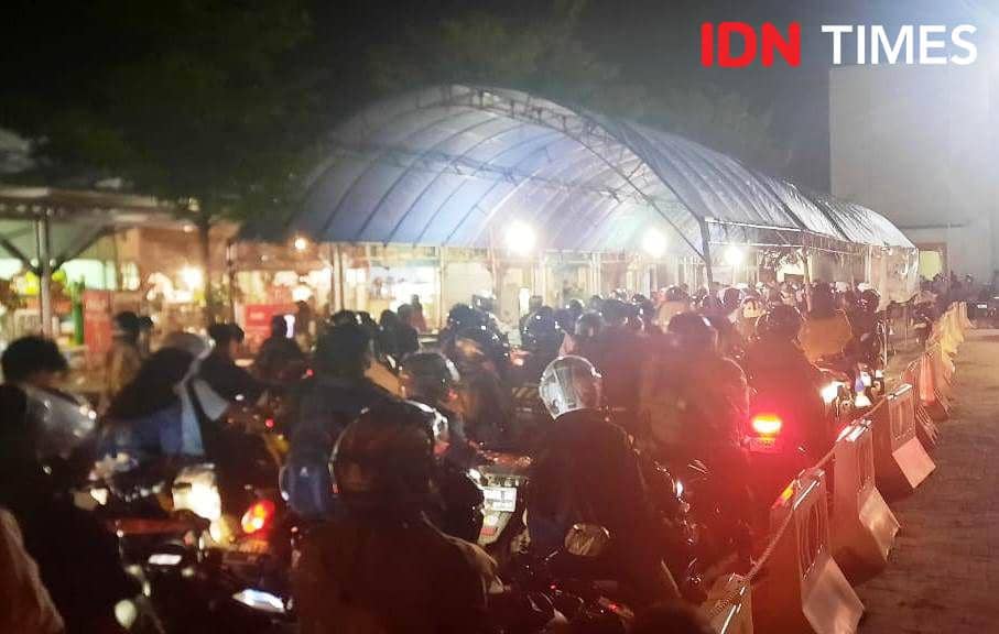 Membuldak pengguna jasa angkutan lebaran kapal ferry di pelabuhan ASDP Penajam (IDN Times/Ervan)