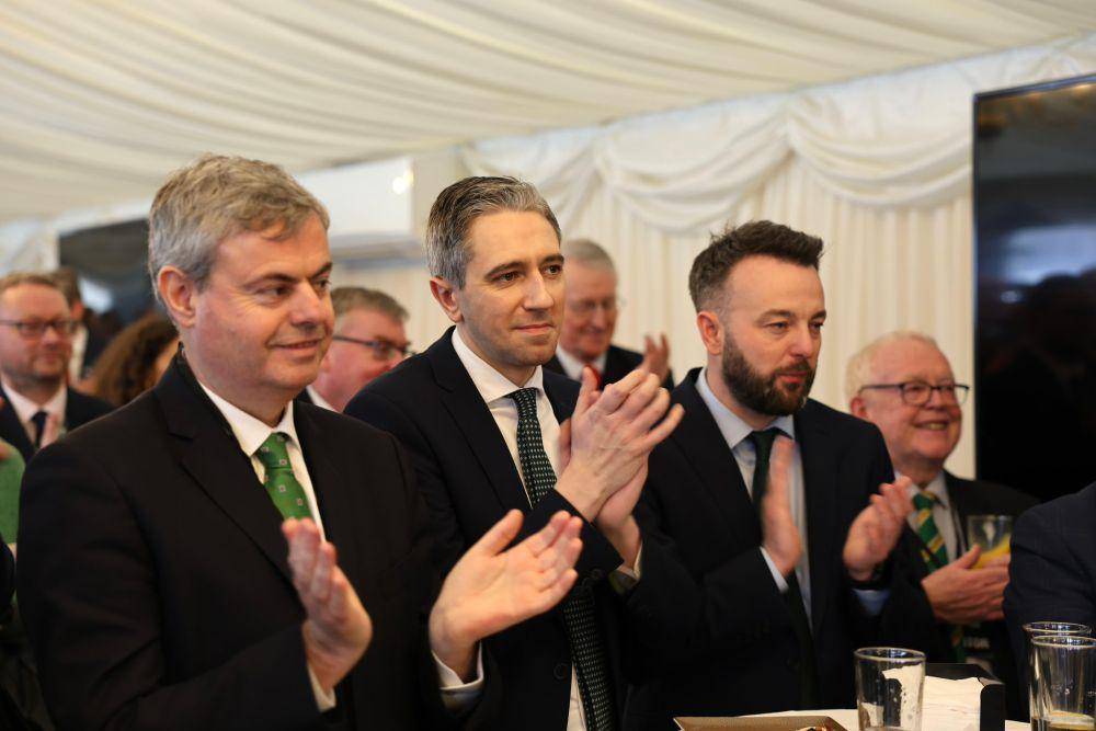 Perdana Menteri Irlandia, Simon Harris (tengah). (twitter.com/SimonHarrisTD)