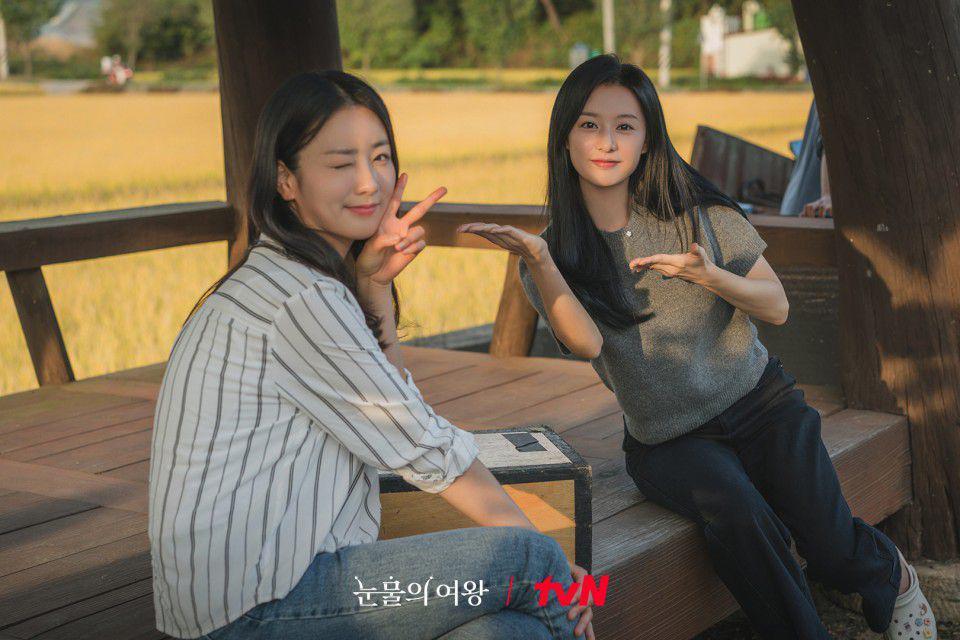 7 Potret Kekompakan Hong Hae In dan Sekretaris Na di Queen of Tears