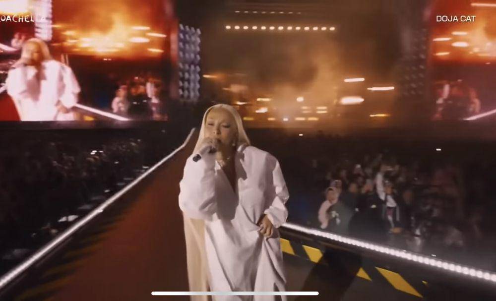 potret Doja Cat manggung di Coachella 2024 (via YouTube.com/Coachella)