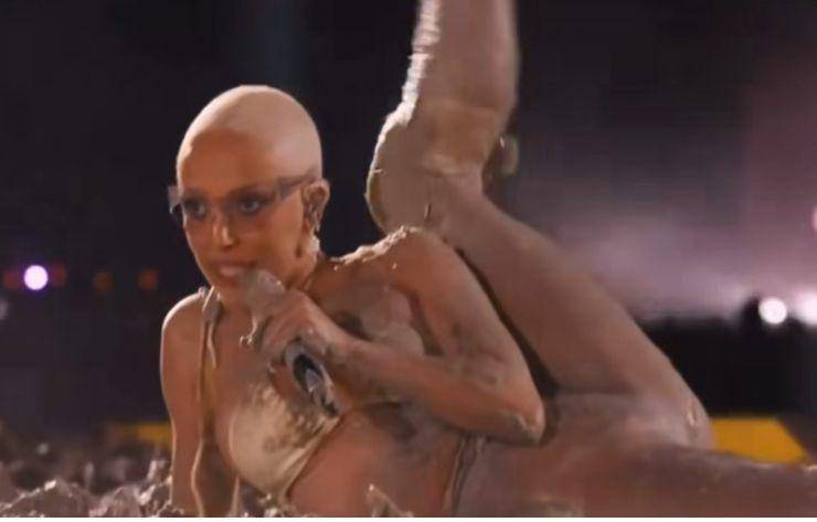 potret Doja Cat tampil di Coachella 2024 (via YouTube.com/Coachella)