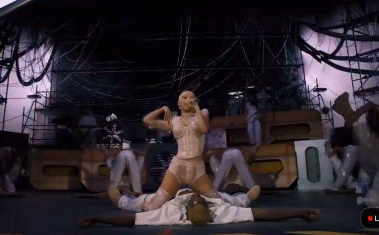potret Doja Cat tampil di Coachella 2024 (via YouTube.com/Coachella)