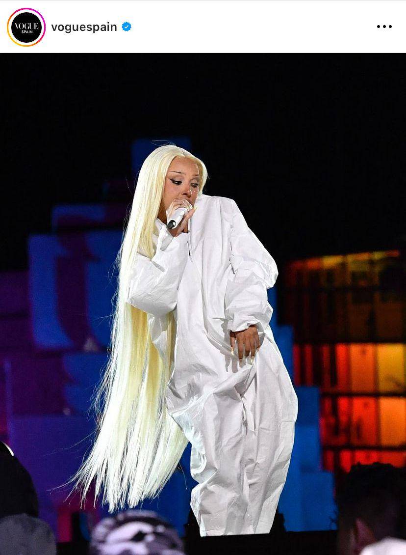 potret Doja Cat tampil di Coachella 2024 (via instagram.com/voguespain)