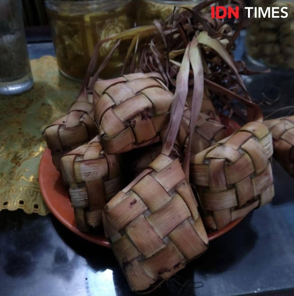Ketupat dipercaya sebagai penolak bala (IDN Times/Eko Agus Herianto)
