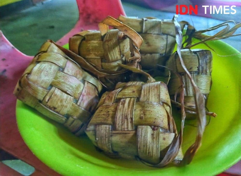 Ketupat yang dibuat Mbah Marsinah dan anaknya untuk menyambut Lebaran Ketupat (IDN Times/Eko Agus Herianto)