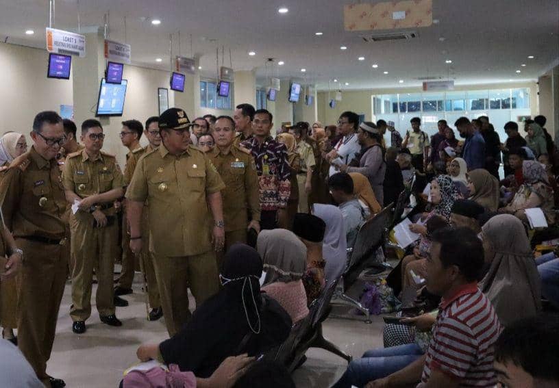 Gubernur Lampung Arinal Djunaidi melakukan sidak ke sejumlah pelayanan publik di hari pertama masuk kerja pascalibur Lebaran 2024. (Dok. Pemprov Lampung).