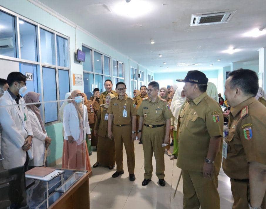 Gubernur Lampung Arinal Djunaidi melakukan sidak ke sejumlah pelayanan publik di hari pertama masuk kerja pascalibur Lebaran 2024. (Dok. Pemprov Lampung).