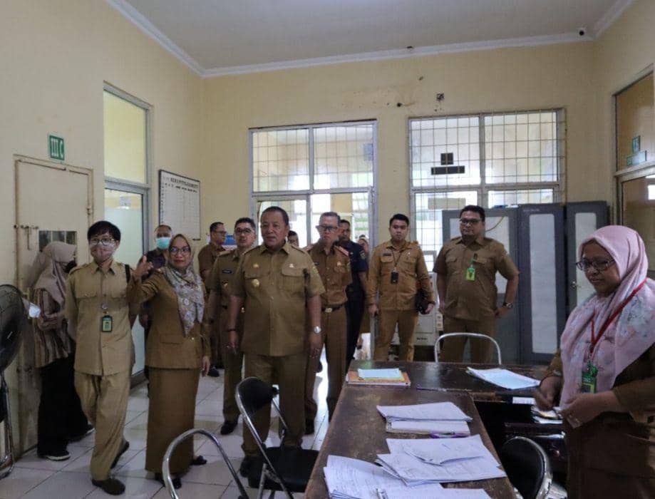 Gubernur Lampung Arinal Djunaidi melakukan sidak ke sejumlah pelayanan publik di hari pertama masuk kerja pascalibur Lebaran 2024. (Dok. Pemprov Lampung).