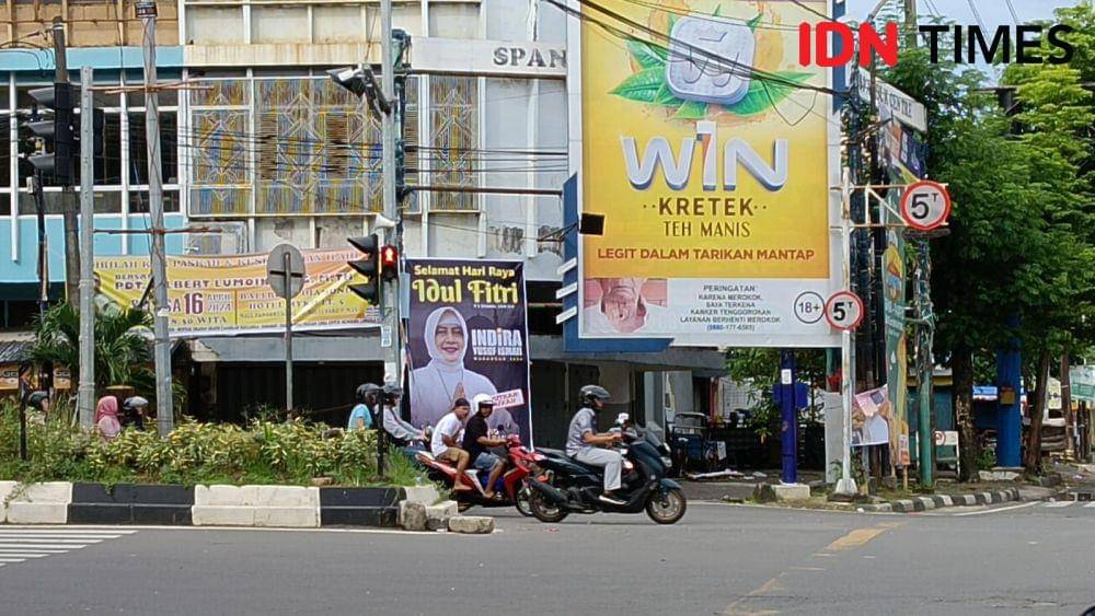 Baliho Indira Jusuf Ismail di Jalan Veteran Selatan, Makassar, Selasa (16/4/2024). (IDN Times/Asrhawi Muin)