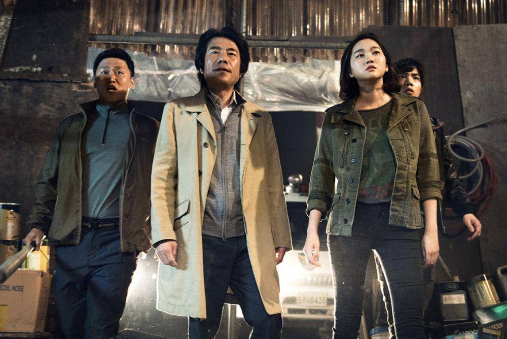 cuplikan Oh Dae Hwan, Oh Dal Su, Jang Yoon Ju, dan Kim Si Hoo di film Veteran (dok. CJ ENM/Veteran)