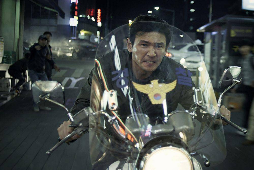 cuplikan Hwang Jung Min di film Veteran (dok. CJ ENM/Veteran)