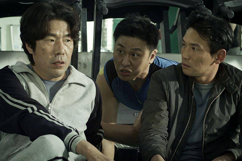 cuplikan Oh Dal Su, Oh Dae Hwan, dan Hwang Jung Min di film Veteran (dok. CJ ENM/Veteran)