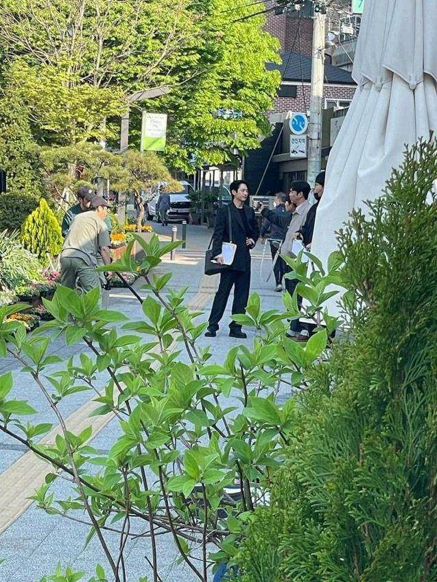 potret Jung Hae In syuting Golden Boy (x.com/haeinessPH)
