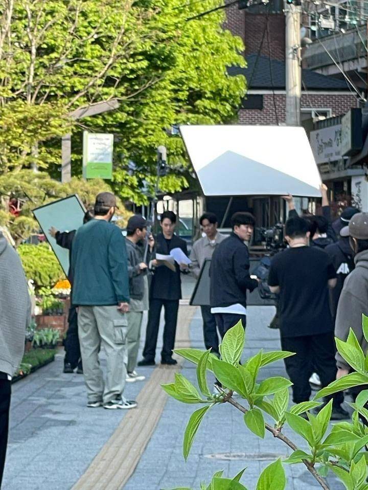 potret Jung Hae In syuting Golden Boy (x.com/dodam_hi0401)