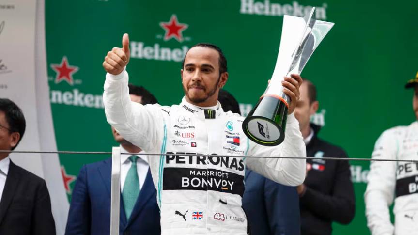 Lewis Hamilton memegang trofi kemenangan GP China 2019. (formula1.com)