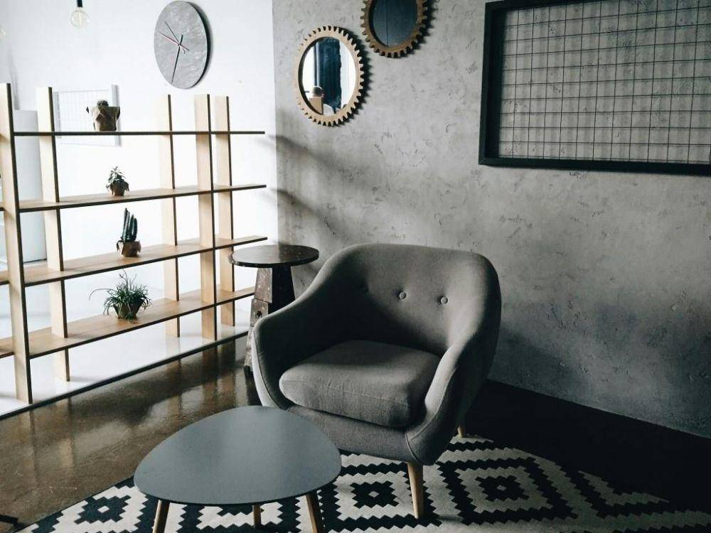 ilustrasi dinding interior berwarna abu-abu (unsplash.com/Olena Bohovyk)