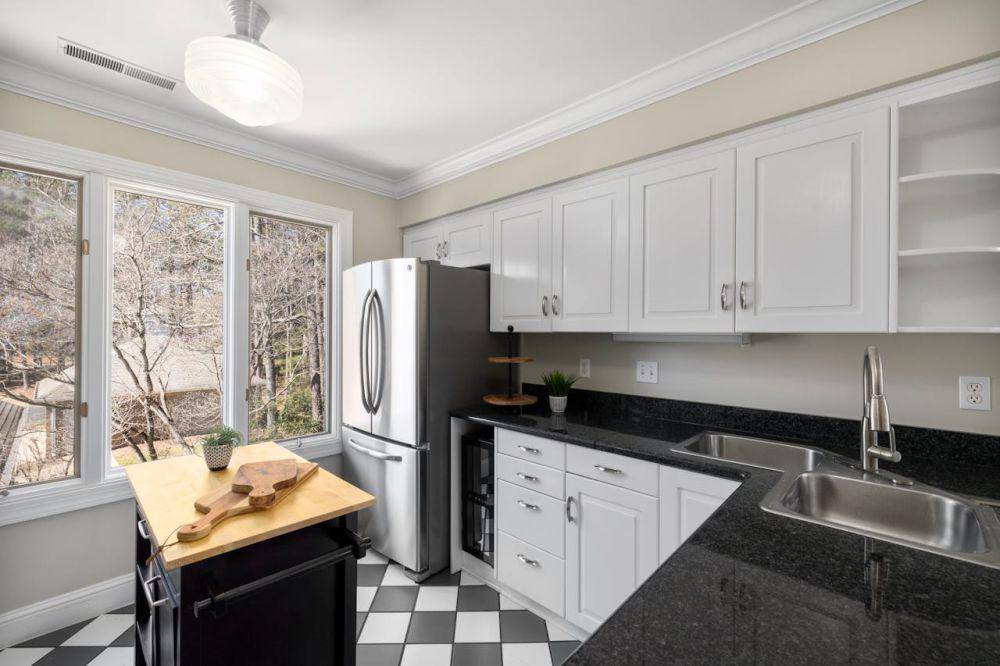 dapur mungil yang tampak lega (pexels.com/Curtis Adams)