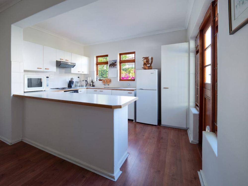 dapur mungil yang tampak lega (pexels.com/Jean van der Meulen)