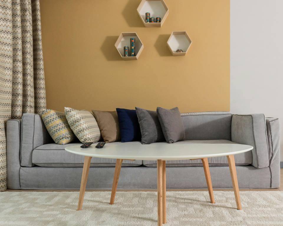 ilustrasi dinding interior berwarna kuning mustard (pexels.com/Max Vakhtbovycn)