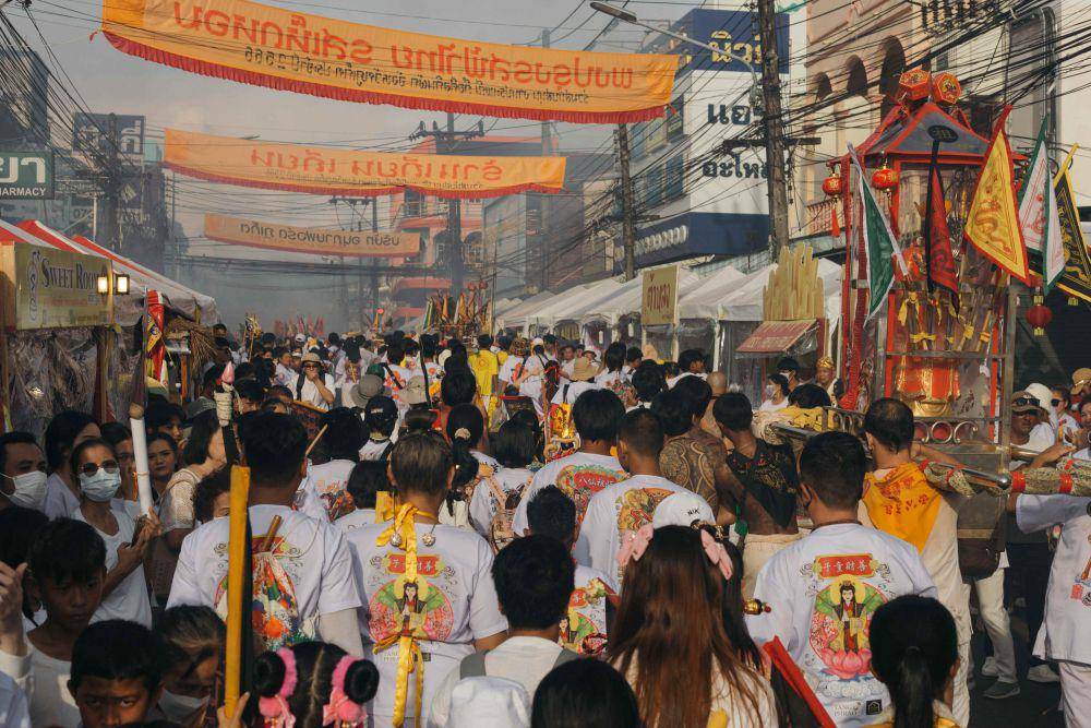 Phuket Vegetarian Festival (unsplash.com/AnnaKorzik)
