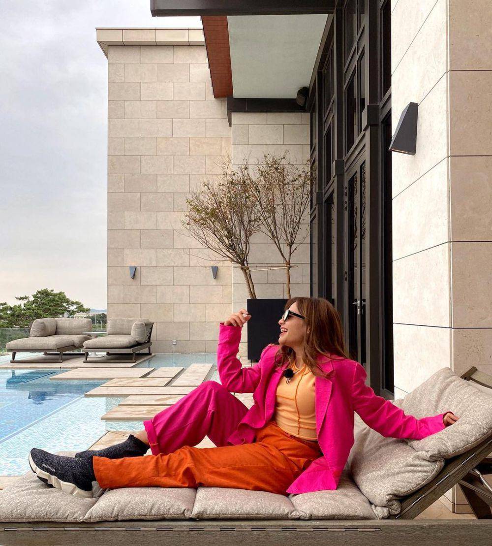 outfit warna cerah ala Amel Carla (instagram.com/amelcarla)