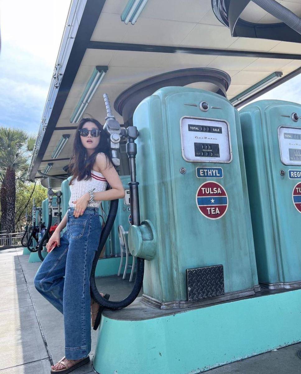 ide padu padan bawahan jeans ala Kim Hye Yoon (instagram.com/hye_yoon1110)