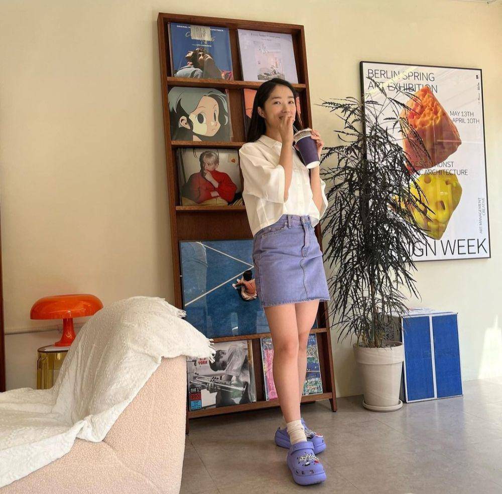 ide padu padan bawahan jeans ala Kim Hye Yoon (instagram.com/hye_yoon1110)