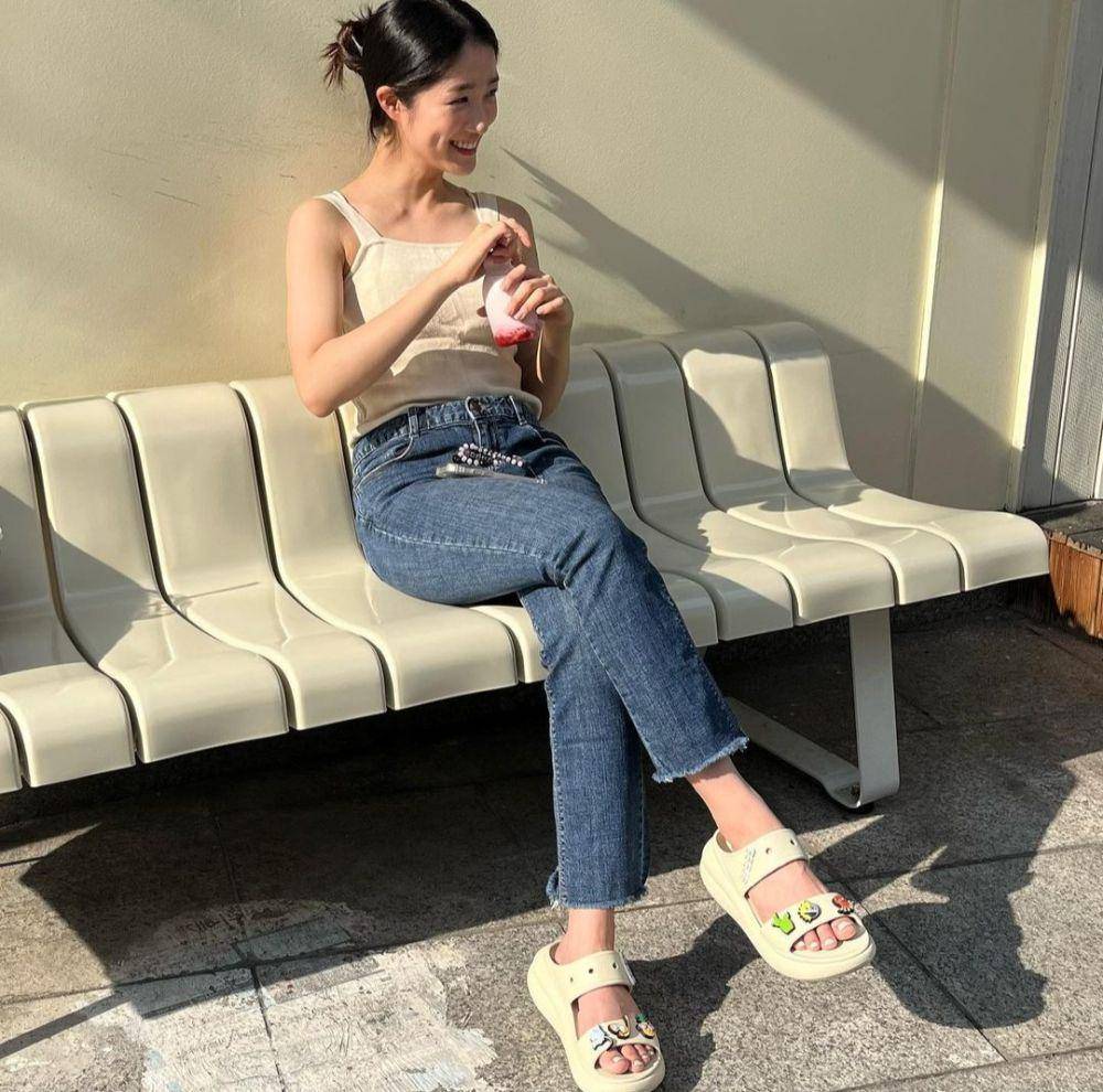 ide padu padan bawahan jeans ala Kim Hye Yoon (instagram.com/hye_yoon1110)