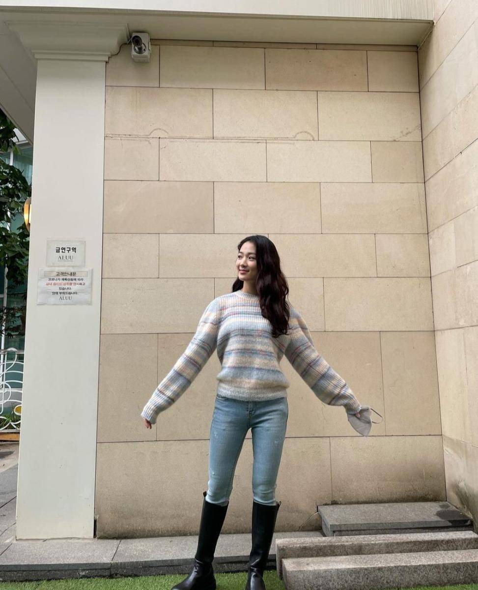 ide padu padan bawahan jeans ala Kim Hye Yoon (instagram.com/hye_yoon1110)