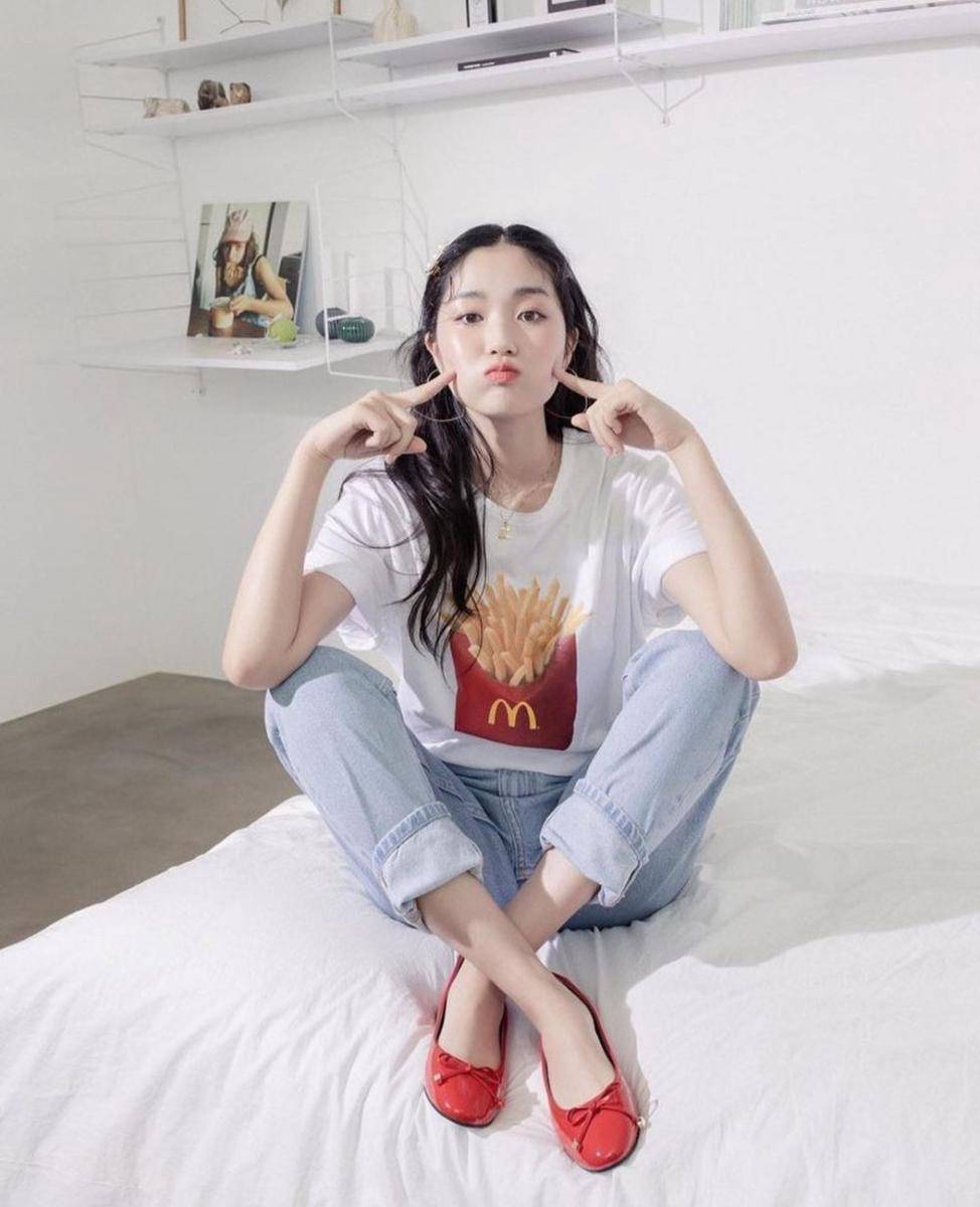 ide padu padan bawahan jeans ala Kim Hye Yoon (instagram.com/hye_yoon1110)