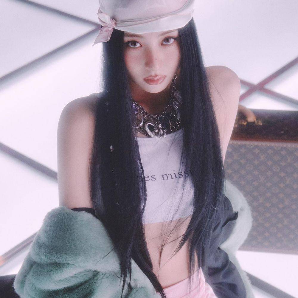 Huh Yun Jin (instagram.com/le_sserafim)