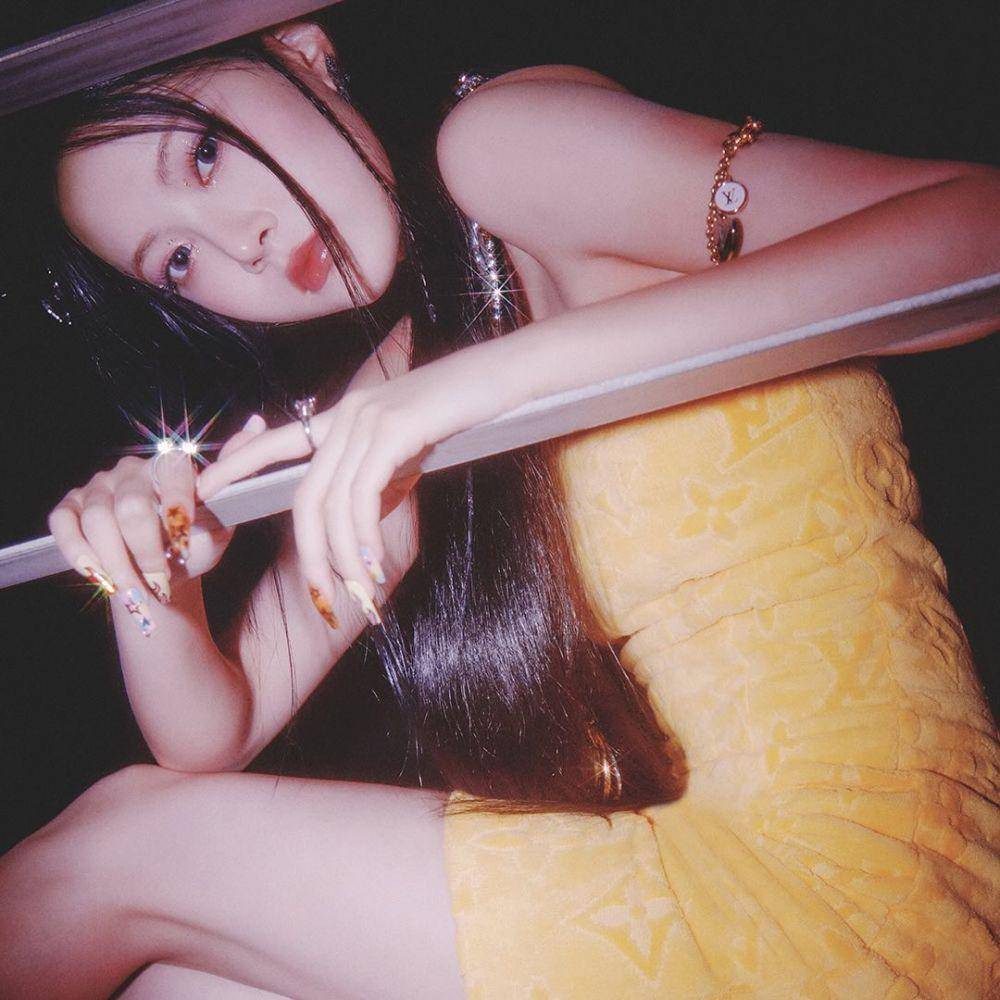Hong Eun Chae (instagram.com/le_sserafim)