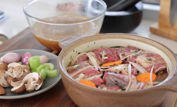 ilustrasi short ribs setelah dimarinasi (youtube.com/French Cooking Academy)