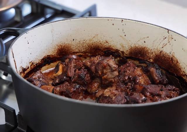 ilustrasi short ribs madeira (youtube.com/French Cooking Academy)