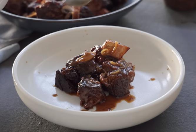 Resep Madeira Short Ribs, Olahan Iga Sapi dengan Saus Anggur Madeira