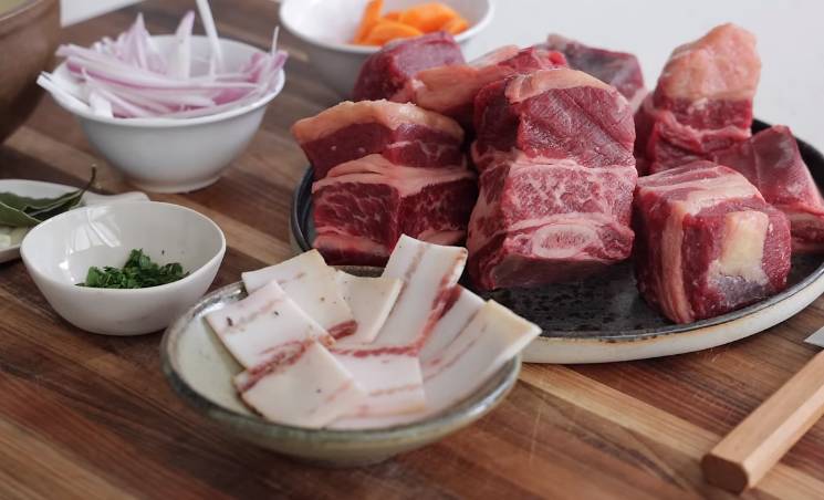 ilustrasi bahan membuat short ribs madeira (youtube.com/French Cooking Academy)