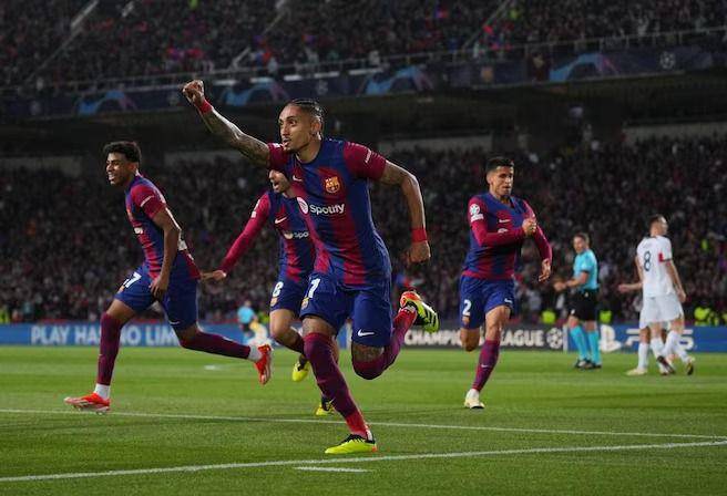 Selebrasi Raphinha usai jebol gawang PSG, Rabu (17/4/2024). (uefa.com).