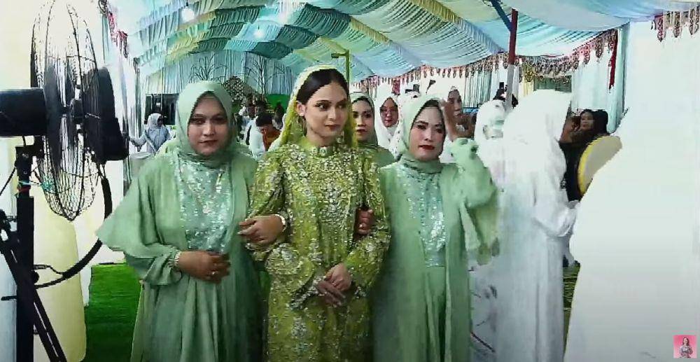 pengajian dan siraman Putri D'Academy (YouTube.com/Putri Isnari)