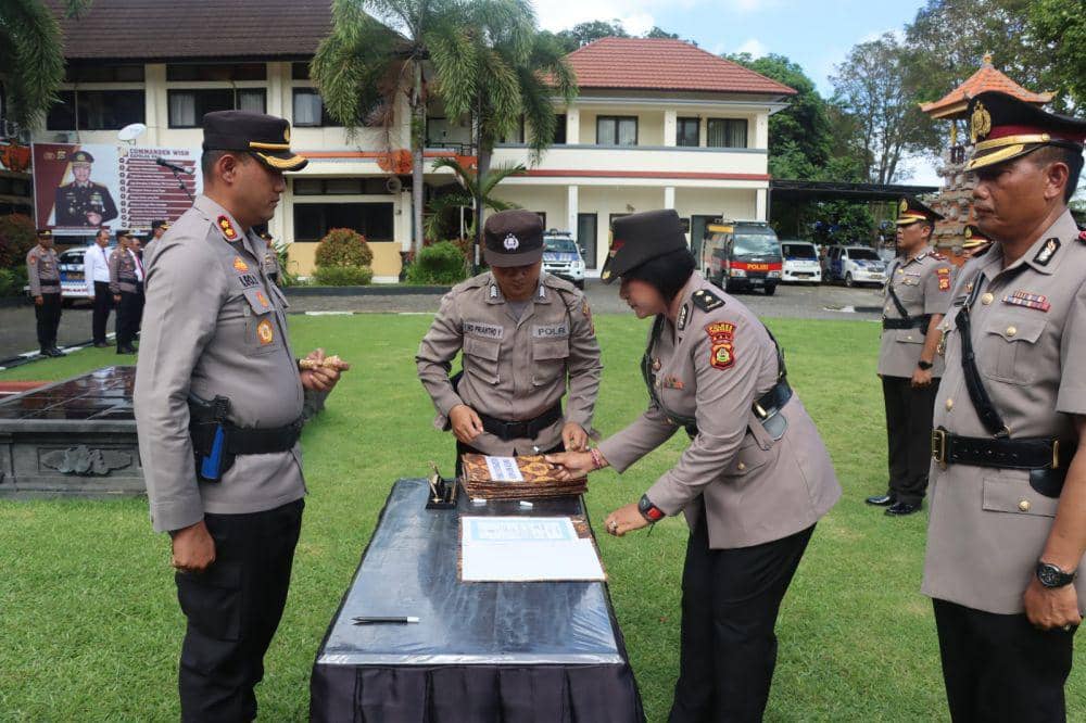 Serah terima jabatan di Polres Tabanan pada Rabu (17/4/2024) (Dok. IDNTimes/Humas Polres Tabanan)