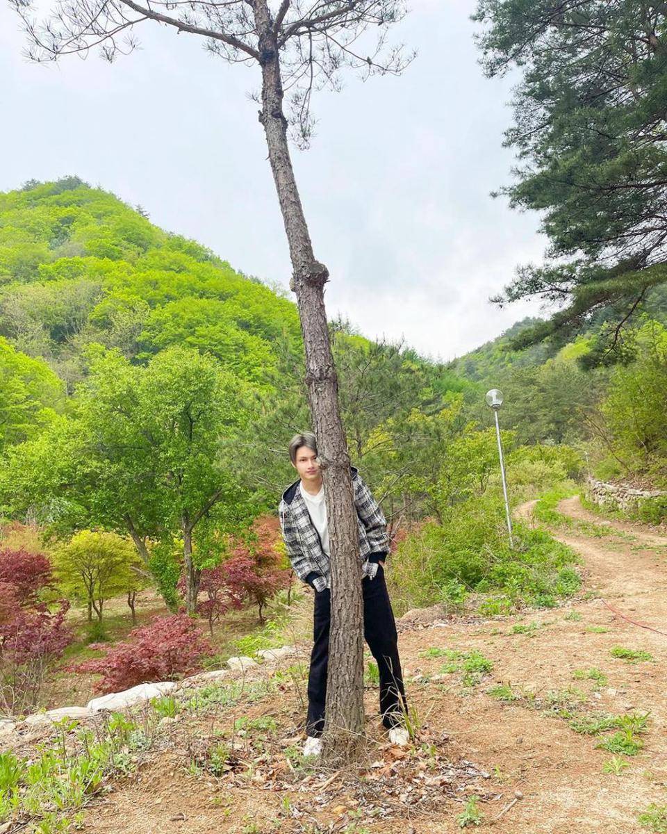 OOTD pakai long pants hitam ala Jun SEVENTEEN (instagram.com/saythename_17)