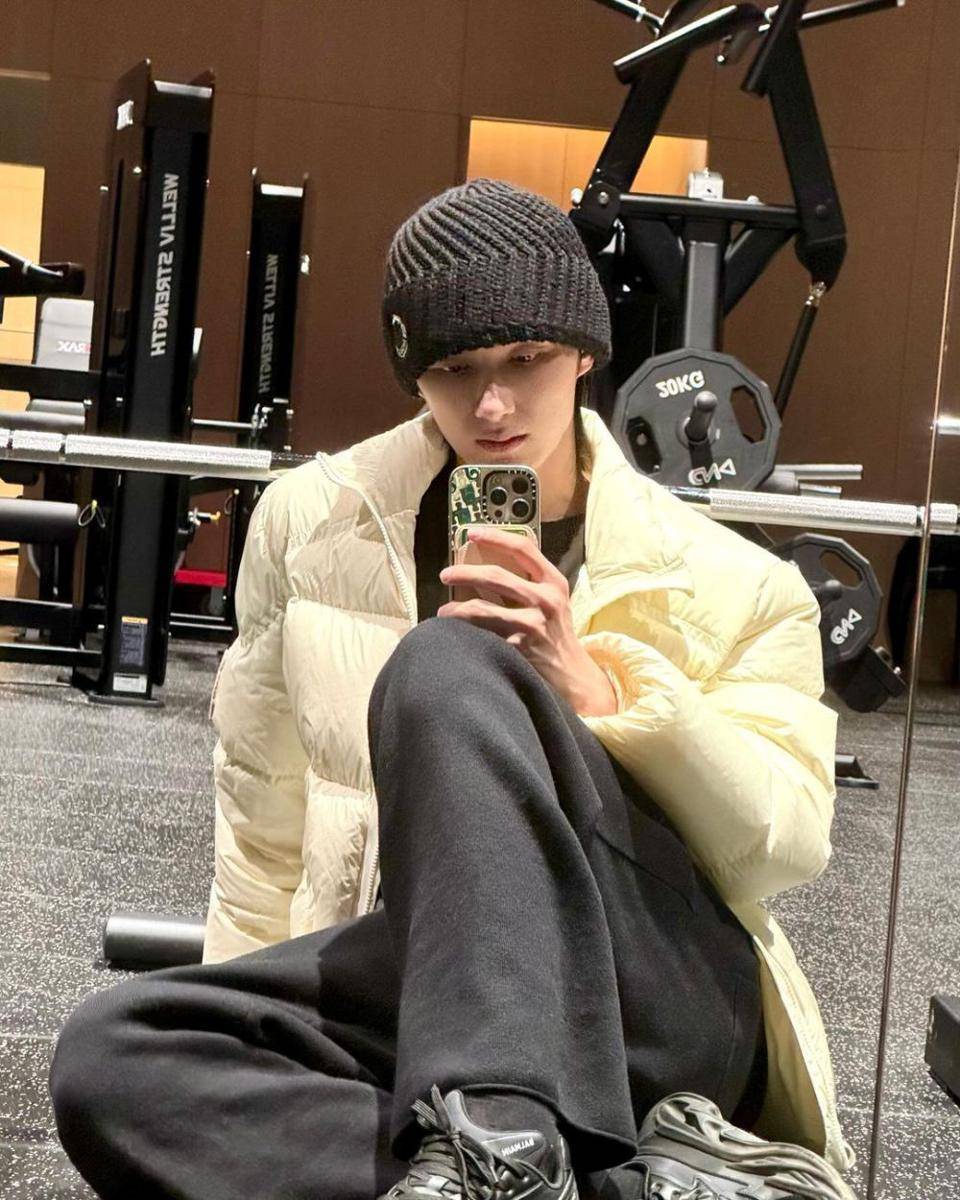 OOTD pakai long pants hitam ala Jun SEVENTEEN (instagram.com/junhui_moon)
