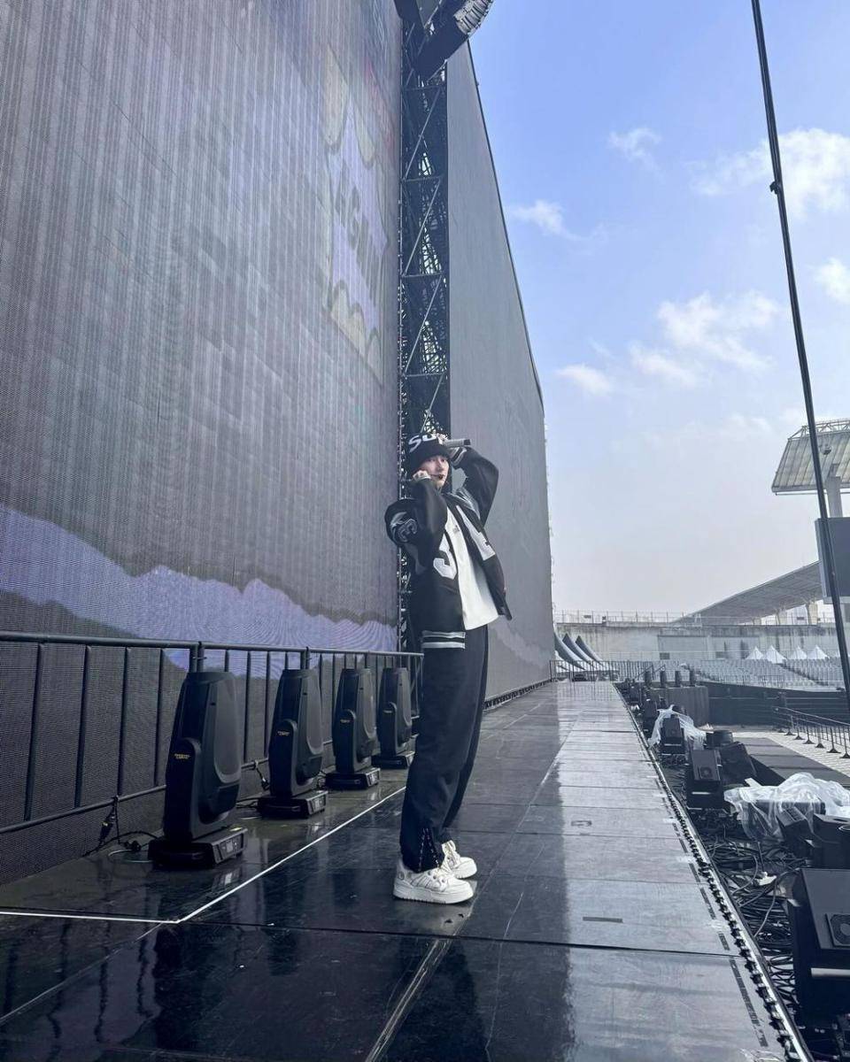 OOTD pakai long pants hitam ala Jun SEVENTEEN (instagram.com/junhui_moon)
