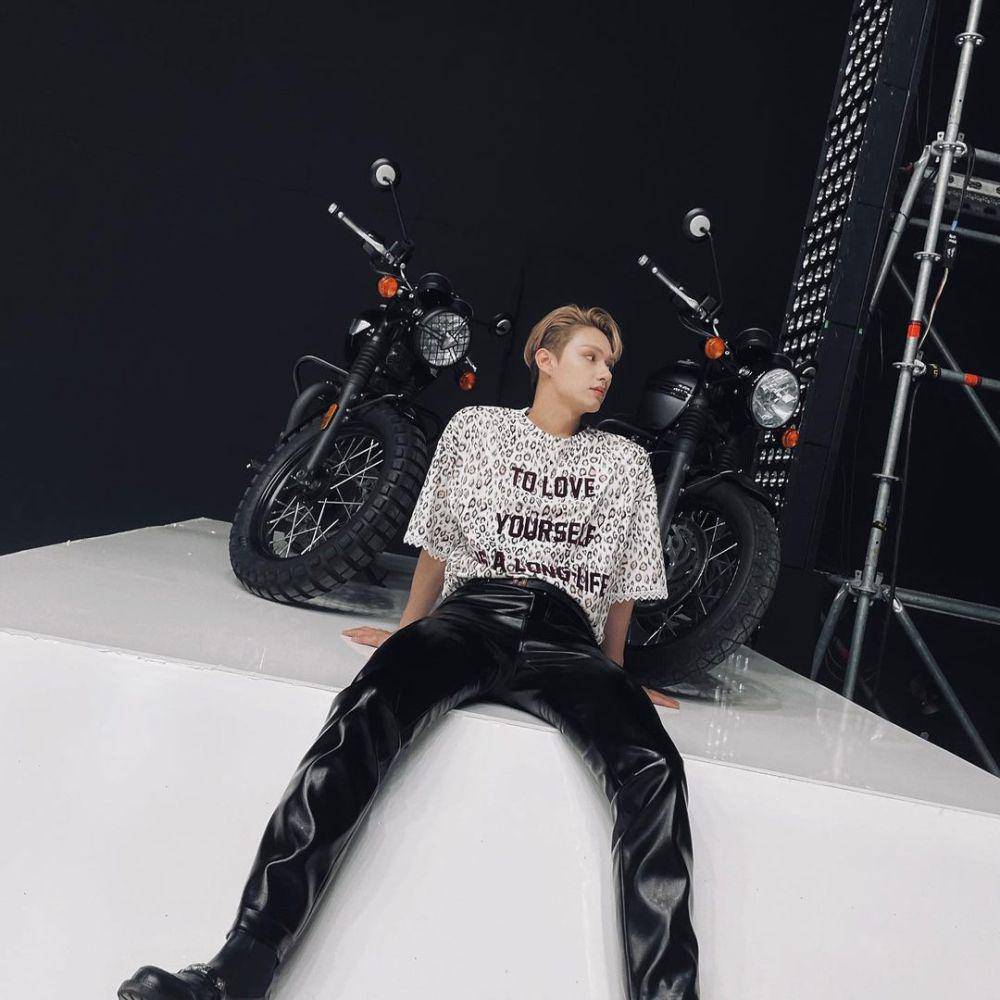 OOTD pakai long pants hitam ala Jun SEVENTEEN (instagram.com/junhui_moon)