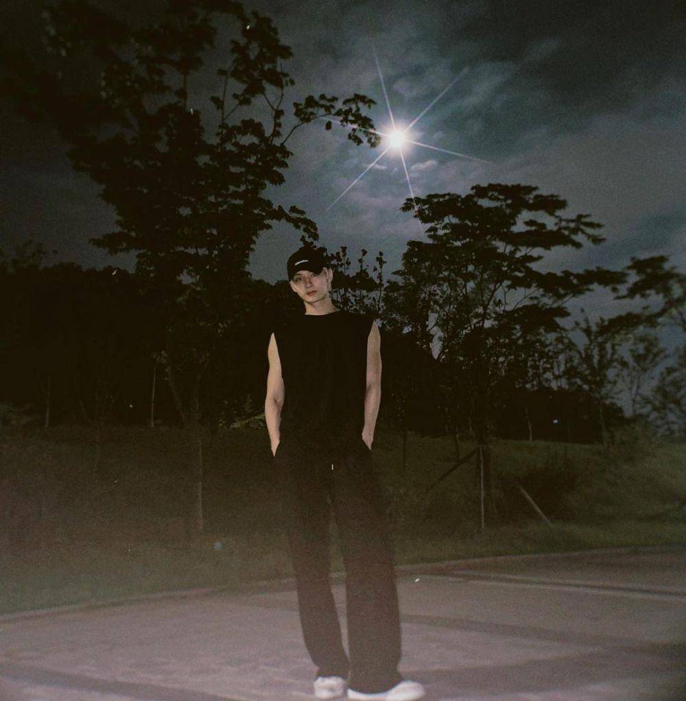OOTD pakai long pants hitam ala Jun SEVENTEEN (instagram.com/junhui_moon)