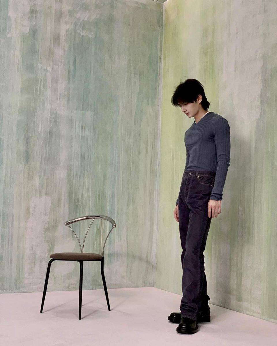 OOTD pakai long pants hitam ala Jun SEVENTEEN (instagram.com/junhui_moon)