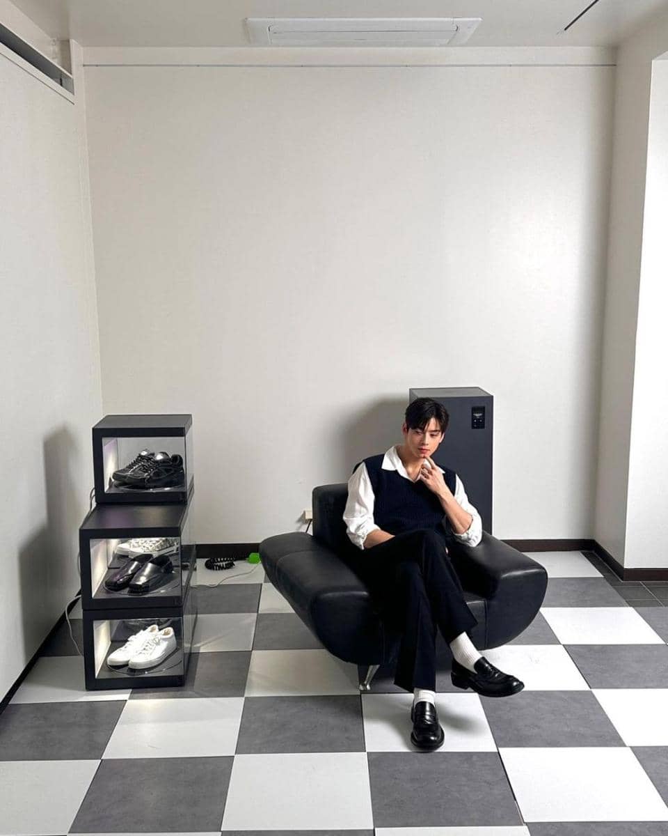 knitwear ala Cha Eun Woo ASTRO (instagram.com/eunwo.o_c)