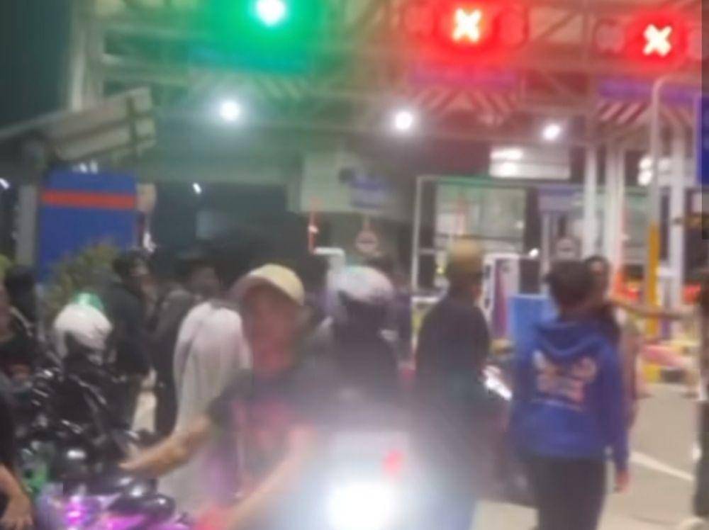 Minibus diduga lakukan tabrak lari di Bekasi. (Tangkap layar video viral)